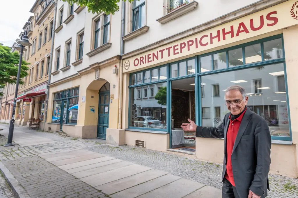 A. Assadnazari vor dem Orientteppichhaus Sachsen in Dresden
